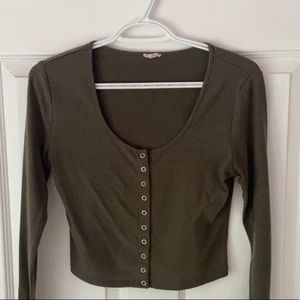 garage medium olive green long sleeve buttoned top 💚